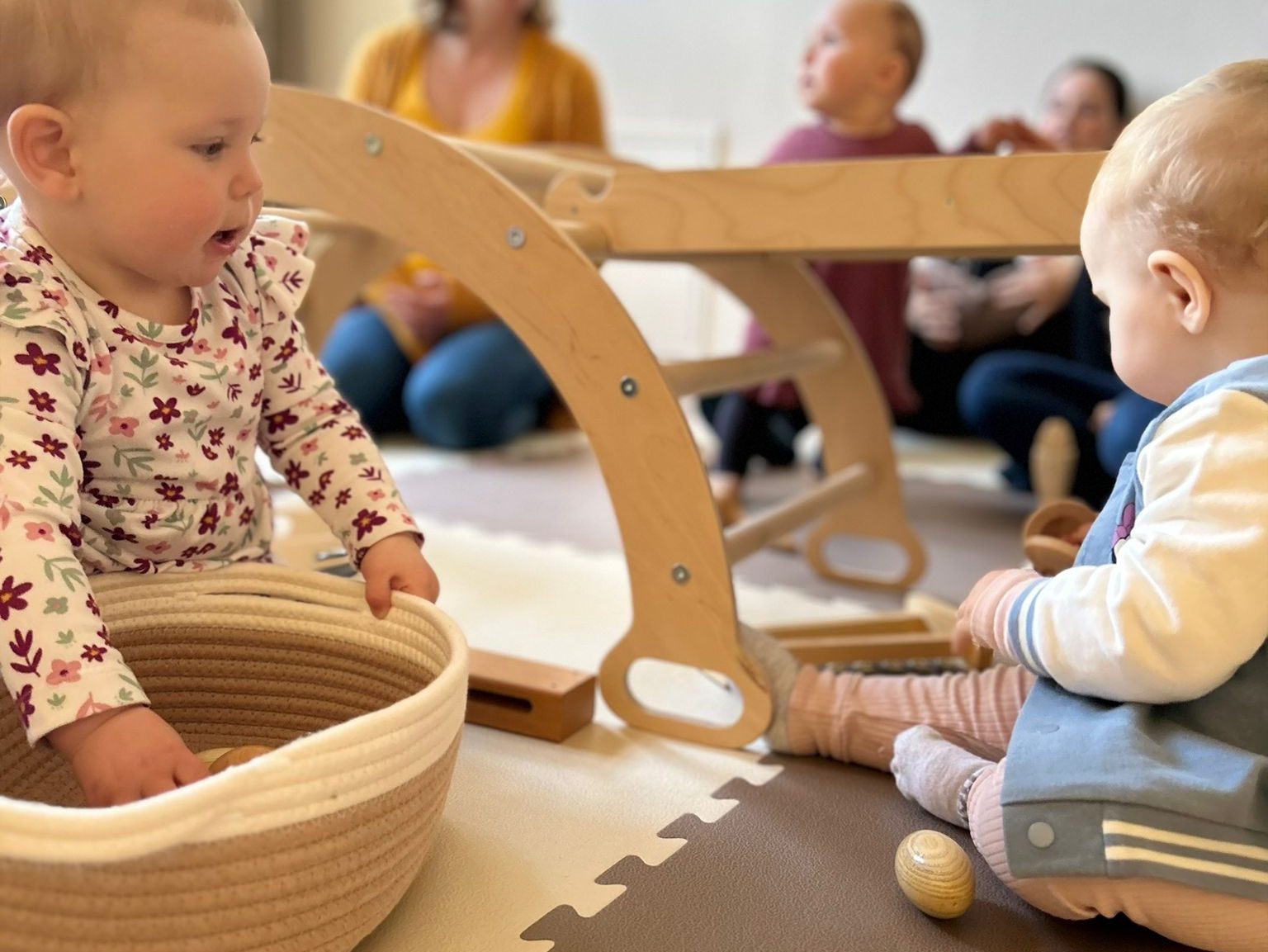 Babys spielen in Krabbelgruppe Hebamme Krostitz Julia Dumont