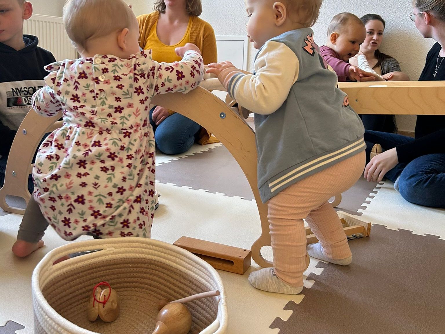 Babys spielen zusammen Hebamme Krostitz Julia Dumont